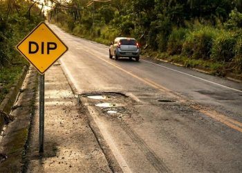 A placa de trânsito rara que avisa sobre buraco, depressão na pista e risco de perder o controle do carro