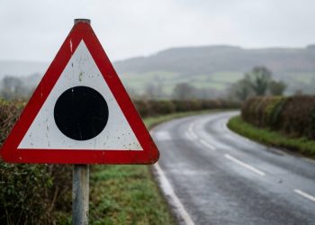 O que significa a placa de trânsito com triângulo vermelho e círculo preto no centro?