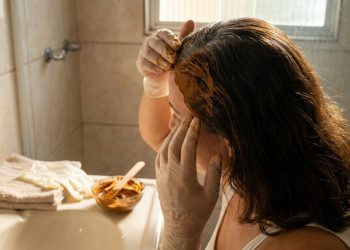 Como usar henna nos cabelos brancos para cobrir a raiz grisalha com uma coloração vegetal mais natural