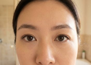 A técnica de delineado invisível que define a raiz dos cílios e faz olhos pequenos parecerem mais abertos