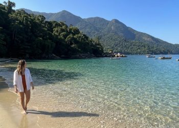 A ilha brasileira reúne 106 praias com águas cristalinas e foi reconhecida internacionalmente pela sua história