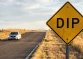O que significa a placa “DIP” em fundo amarelo e por que ela não deve ser ignorada?