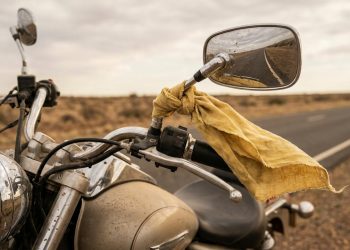 Se você vir um pano amarelo em uma moto parada no acostamento, este pode ser o pedido de ajuda