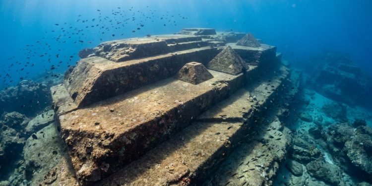 Formação de Yonaguni aparece como pirâmide rochosa no fundo do mar