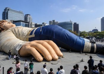 O maior boneco inflável do mundo ficou mais alto que muitos prédios