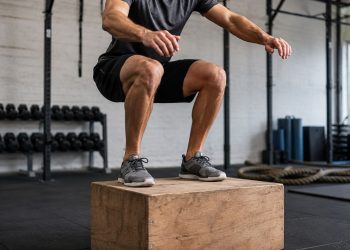 O exercício simples que fortalece pernas, abdômen e ainda melhora o equilíbrio em poucos dias