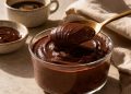 Brigadeiro de colher saudável feito com 2 ingredientes viraliza por textura cremosa e preparo extremamente rápido