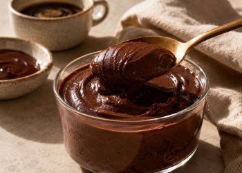 Brigadeiro de colher saudável feito com 2 ingredientes viraliza por textura cremosa e preparo extremamente rápido