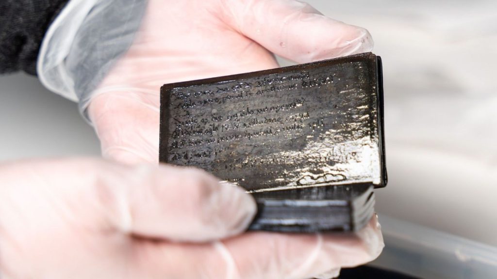 Arqueólogos encontram caderno medieval de 800 anos preservado dentro de uma antiga privada