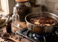 Nem vela aromática, nem difusor: o perfume caseiro com café que virou tendência para deixar a casa cheirosa