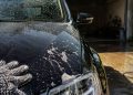 Nunca lave o carro no calor: especialistas explicam por que não é recomendado e qual é o melhor horário