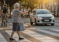 O que significa agradecer com um aceno ao atravessar a rua, segundo especialistas
