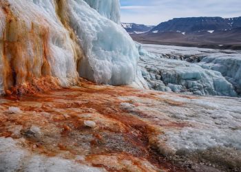 As enigmáticas Cataratas de Sangue, na Antártida, podem finalmente ter sua origem explicada após novas descobertas científicas sobre a água avermelhada.