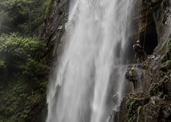 Por trás de uma cachoeira aparentemente comum, pesquisadores descobrem um sistema de cavernas espetacular