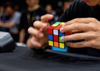A pessoa que resolveu o cubo mágico mais rápido do mundo entrou para a história do Guinness
