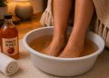 Mergulhar os pés em vinagre de maçã: para que serve e quando esse hábito é recomendado