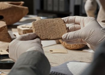 Escrita de 4.000 anos que um arqueólogo afirma ter finalmente decifrado está chamando a atenção