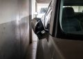 Você costuma dobrar os retrovisores ao estacionar? Nem sempre é uma boa ideia