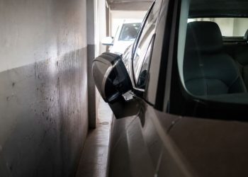 Você costuma dobrar os retrovisores ao estacionar? Nem sempre é uma boa ideia