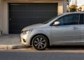 Parar o carro na frente da própria garagem pode gerar multa e risco de remoção