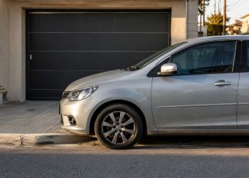 Parar o carro na frente da própria garagem pode gerar multa e risco de remoção