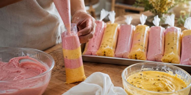 O picolé caseiro tão cremoso que muita gente diz ser melhor que o de sorveteria