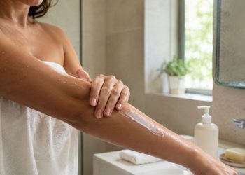 Dermatologistas alertam sobre hábito comum no banho que pode acelerar o envelhecimento da pele