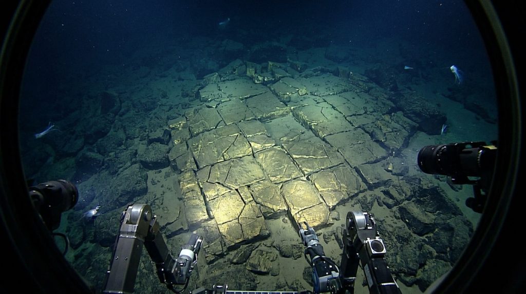 A cerca de 3 quilômetros de profundidade no Oceano Pacífico, cientistas descobriram o que parece ser uma "calçada de blocos dourados" repousando no leito marinho