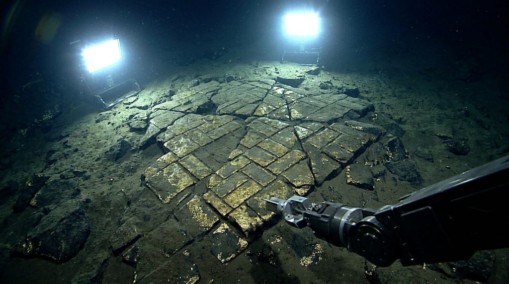 A cerca de 3 quilômetros de profundidade no Oceano Pacífico, cientistas descobriram o que parece ser uma "calçada de blocos dourados" repousando no leito marinho