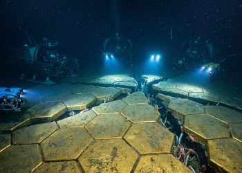A cerca de 3 quilômetros de profundidade no Oceano Pacífico, cientistas descobriram o que parece ser uma "calçada de blocos dourados" repousando no leito marinho