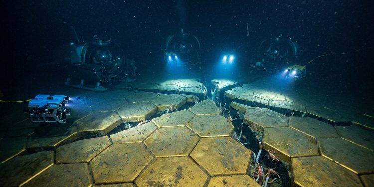 A cerca de 3 quilômetros de profundidade no Oceano Pacífico, cientistas descobriram o que parece ser uma "calçada de blocos dourados" repousando no leito marinho