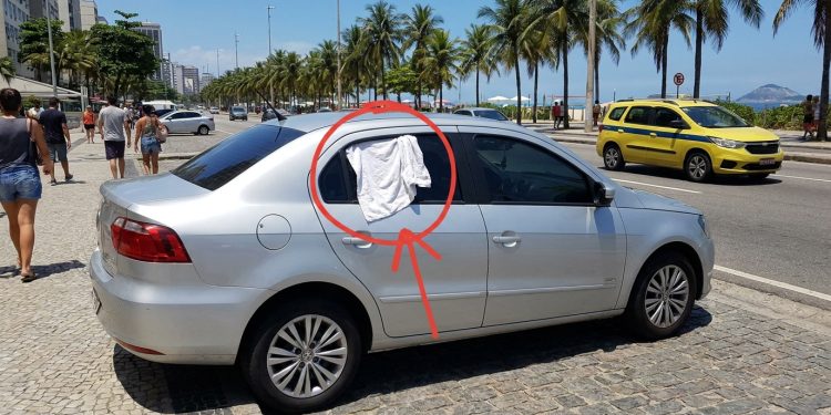 O que significa quando um motorista fixa uma flanela ou tecido branco no vidro do carro?