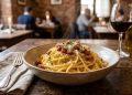 Quase ninguém acredita que esse macarrão à carbonara fácil leva tão poucos ingredientes