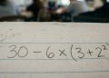 Só quem realmente lembra da escola consegue resolver 30 – 6 × (3 + 2²) corretamente