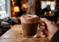 O segredo do chocolate quente perfeito de cafeteria agora pode ser feito em casa
