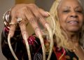 A mulher que entrou para o Guinness após cultivar as unhas mais longas do planeta precisou cortá-las após décadas