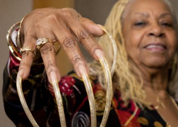 A mulher que entrou para o Guinness após cultivar as unhas mais longas do planeta precisou cortá-las após décadas