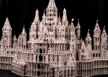 O maior castelo feito com cartas de baralho entrou para o Guinness e levou semanas para ficar pronto