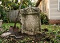 Como uma lápide de quase 2.000 anos foi parar no quintal de uma casa na Louisiana? Arqueólogos finalmente descobriram a resposta
