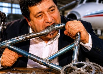 O francês Michel Lotito ficou mundialmente famoso por comer bicicletas, televisores e até um avião leve completo.