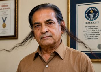 O indiano Radhakant Bajpai entrou para os recordes mundiais graças aos longos fios que crescem diretamente de suas orelhas.