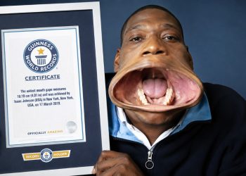 O americano Isaac Johnson impressionou o mundo ao registrar uma das maiores aberturas de boca já medidas em um ser humano.