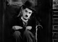 Charlie Chaplin deixou uma reflexão que mistura solidão, sensibilidade e ironia: “O espelho é meu melhor amigo porque nunca ri quando eu choro.”