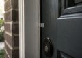 Você vê fita adesiva na porta de uma casa? Descubra o que significa e o que fazer