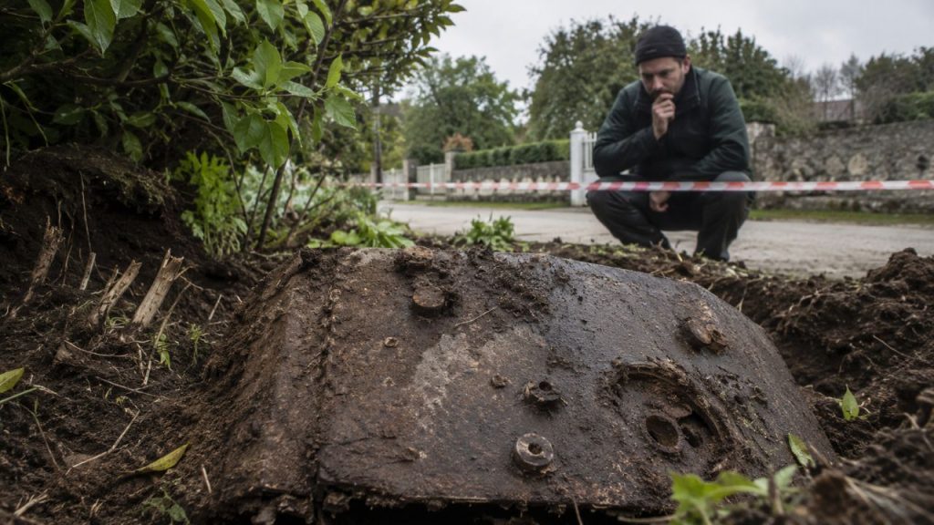 Moradores ficaram surpresos após encontrar peças de tanque militar enterradas no jardim