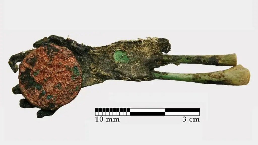Uma moeda mumificou um bebê e o transformou em uma relíquia verde que choca arqueólogos