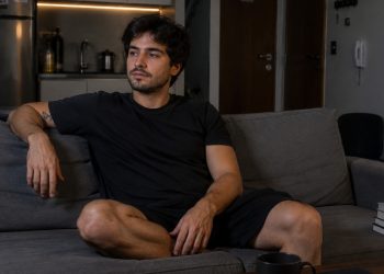 Morar sozinho antes dos 25 anos pode ser um divisor de águas mental, diz a psicologia