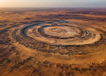 O misterioso “anel gigante” visto do espaço que desafia aparências no coração do Saara