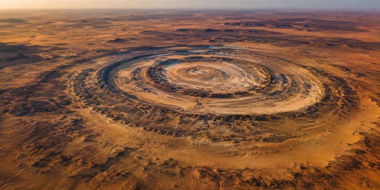 O misterioso “anel gigante” visto do espaço que desafia aparências no coração do Saara