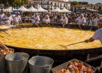 A maior omelete do mundo usou milhares de ovos e precisou de uma equipe inteira